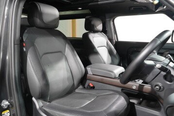Land Rover Defender D300, 2024
