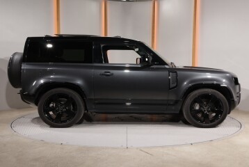 Land Rover Defender D300, 2024