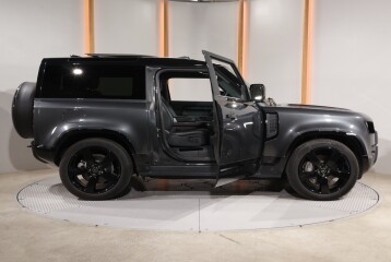 Land Rover Defender D300, 2024