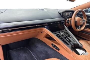 Aston Martin DB12 , 2025