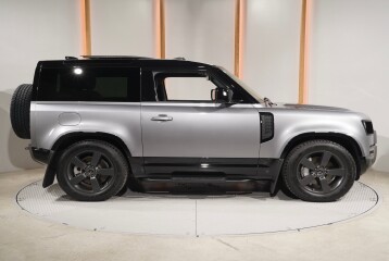 Land Rover Defender D300, 2024