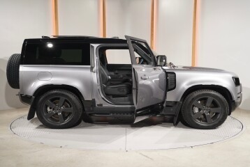 Land Rover Defender D300, 2024