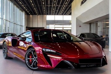 McLaren Artura , 2025