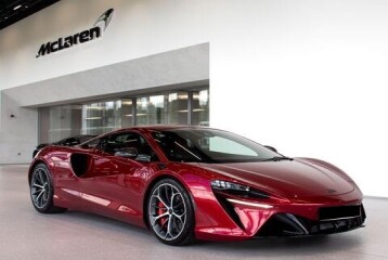 McLaren Artura , 2025