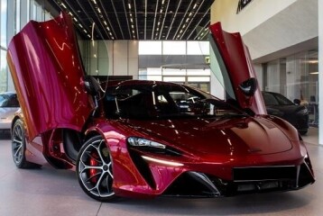 McLaren Artura , 2025
