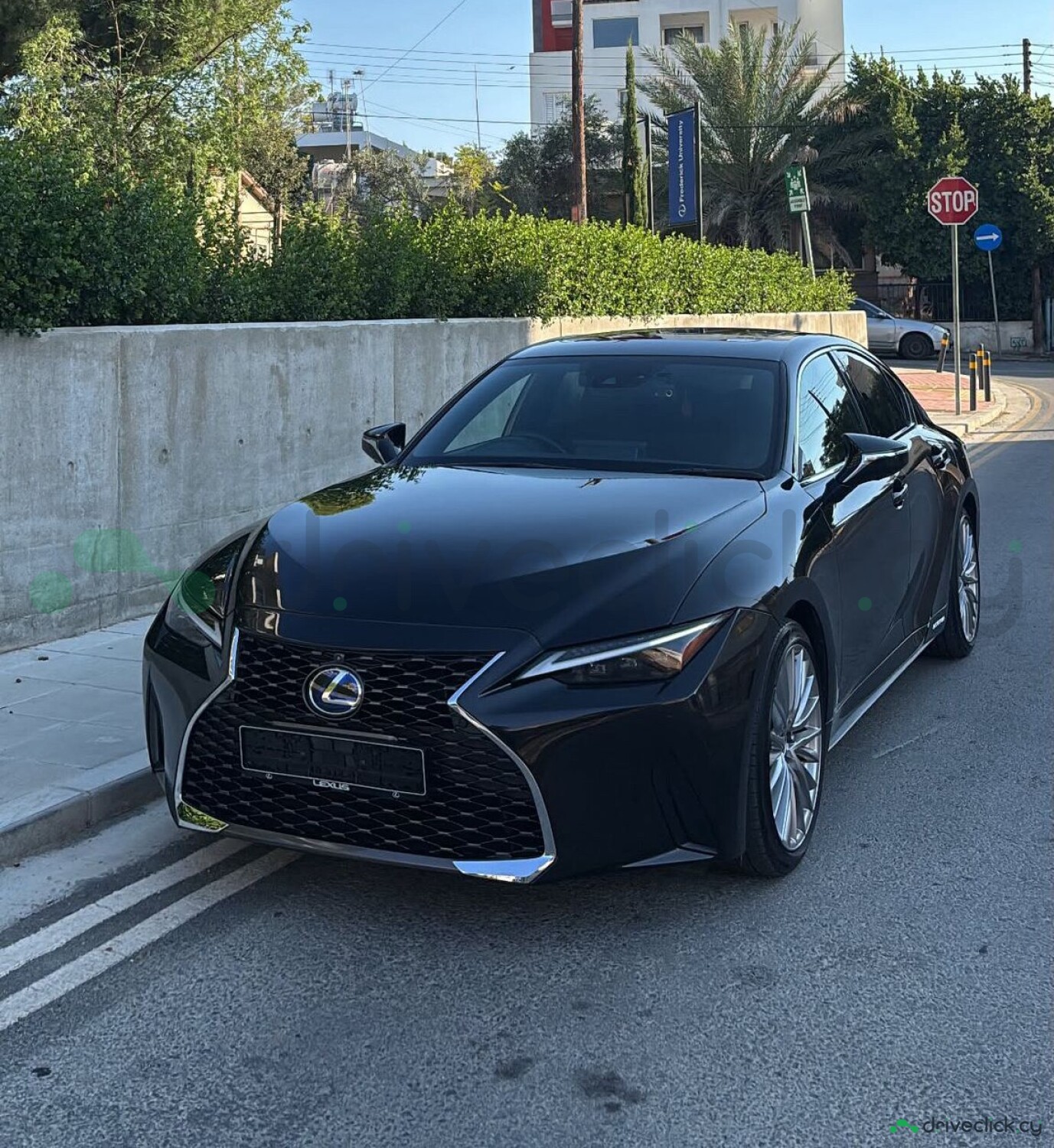 2022 Lexus IS 300h Version L — Black — 26000 km