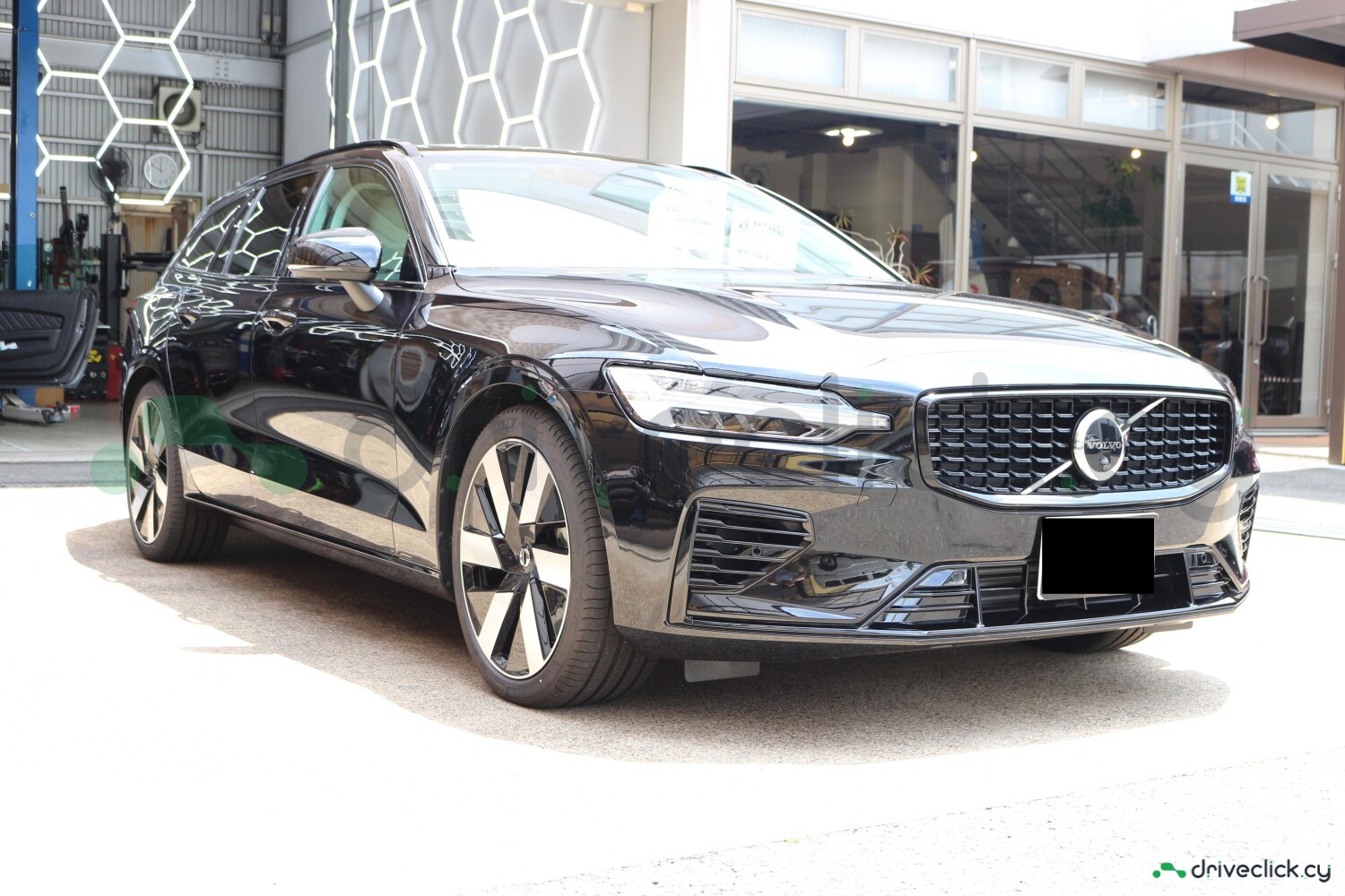 2025 Volvo V60 Recharge Ultra T6 — Black — 866 km