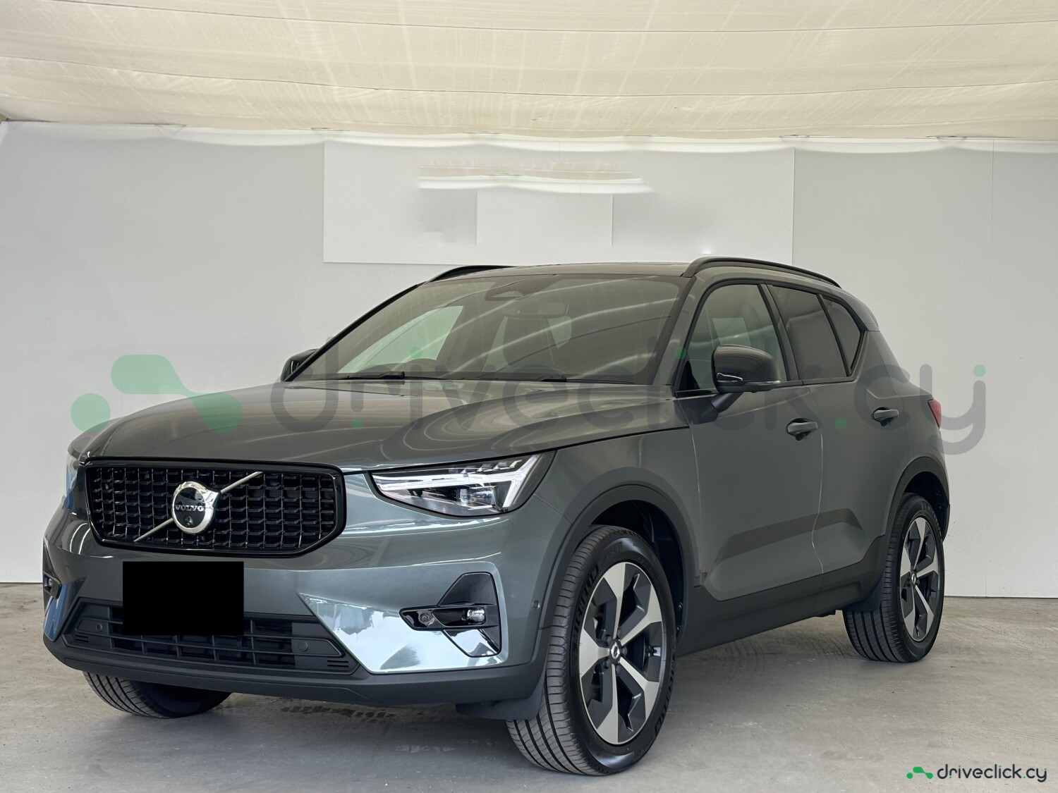 2025 Volvo XC40 Ultimate B4 — Green — 30 km