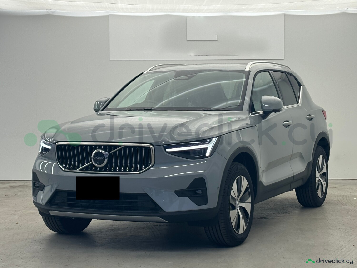 2025 Volvo XC40 2.0 B3 — Grey — 30 km