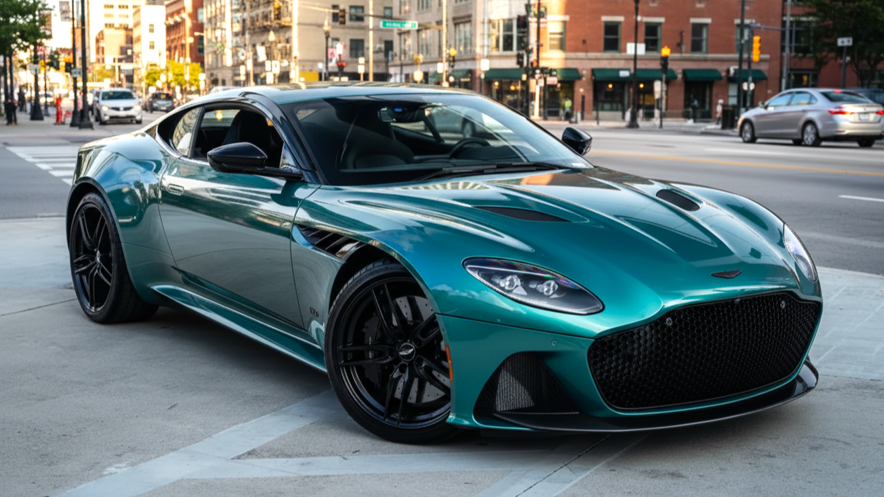 Aston Martin DBS зеленого цвета