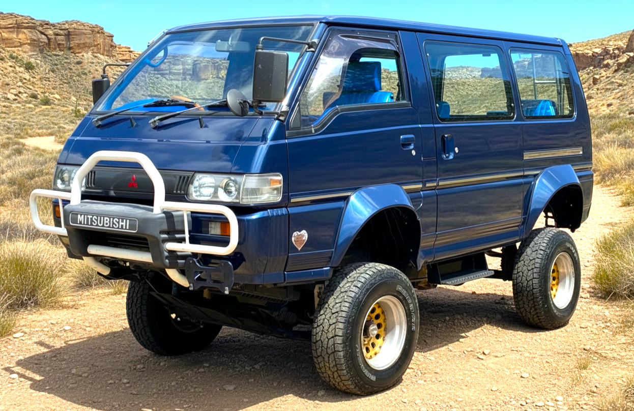 Mitsubishi Delica Star Wagon (L300) синего цвета