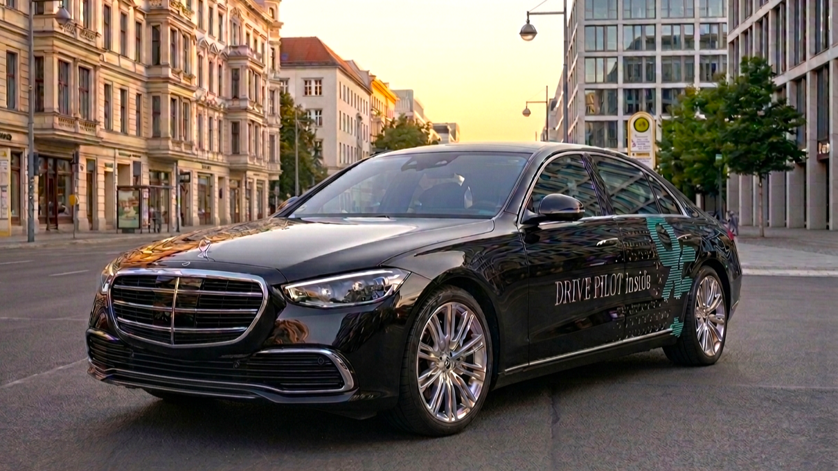 Mercedes–Benz S–Class with Drive Pilot черного цвета