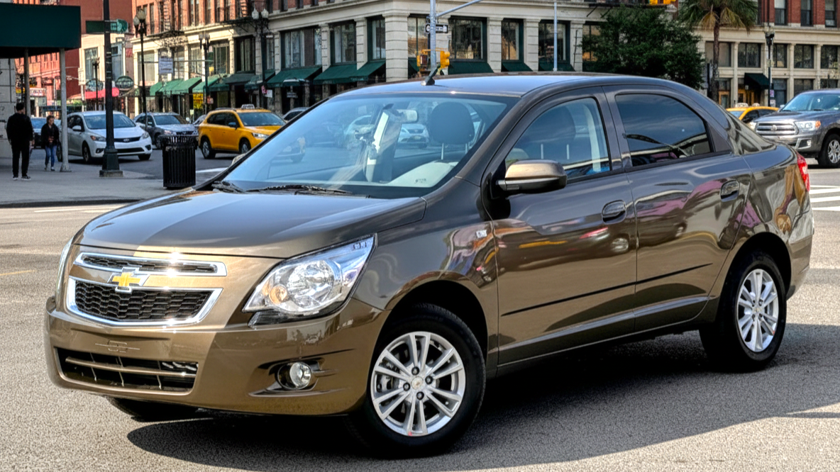 Chevrolet Cobalt коричневого цвета