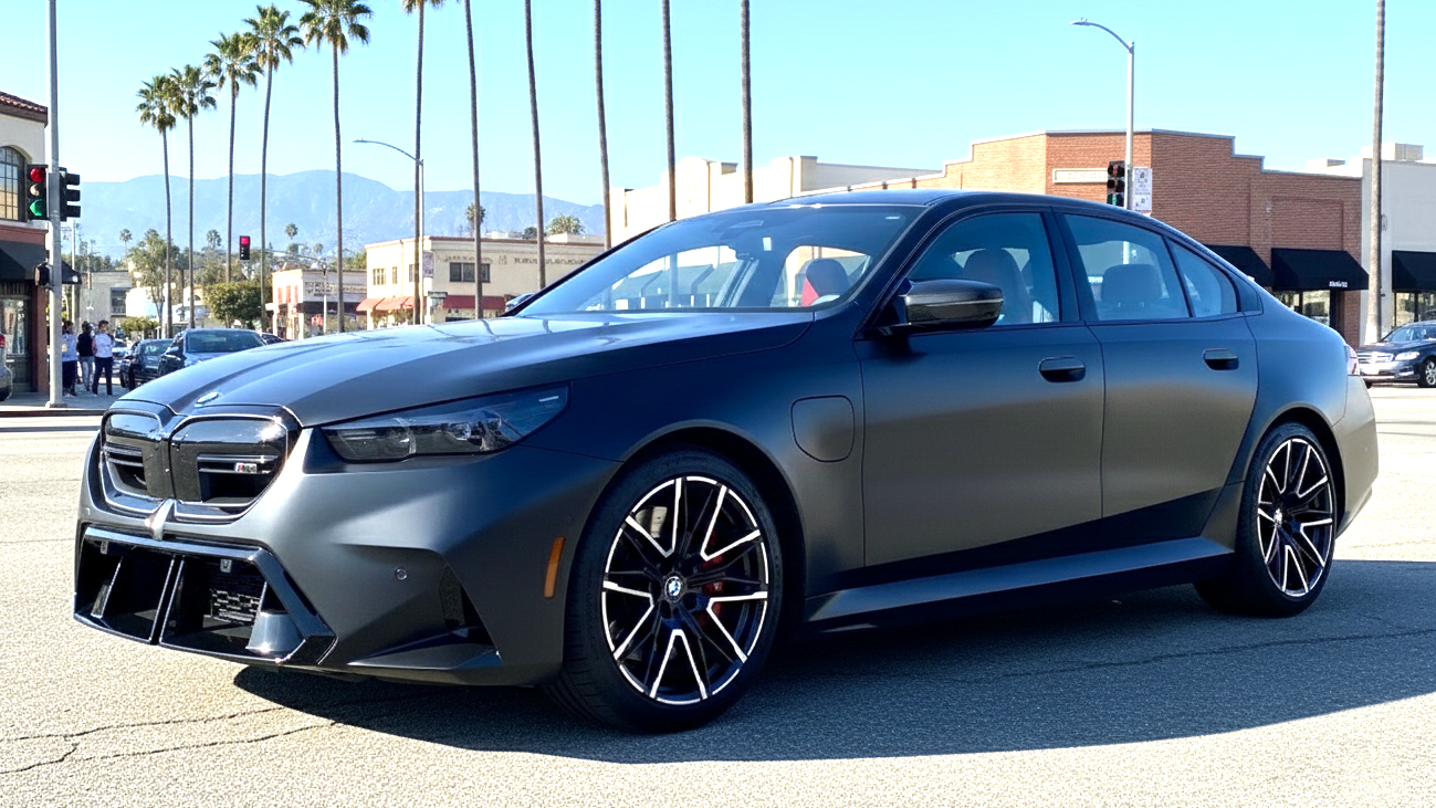 BMW M5 2025 черного цвета