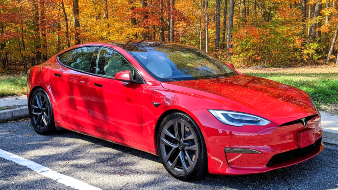 Tesla Model S Plaid красного цвета