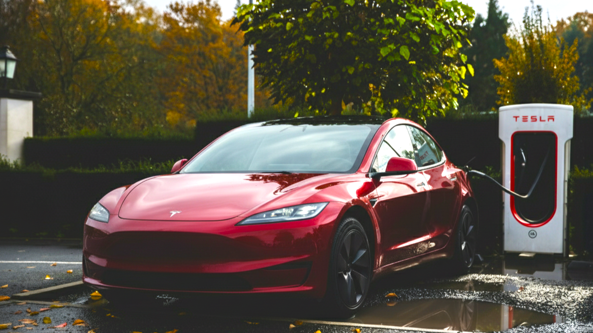 Tesla Model 3 красного цвета
