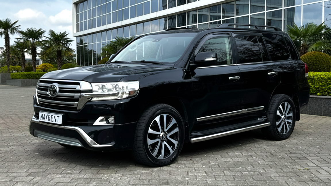 Toyota Land Cruiser черного цвета