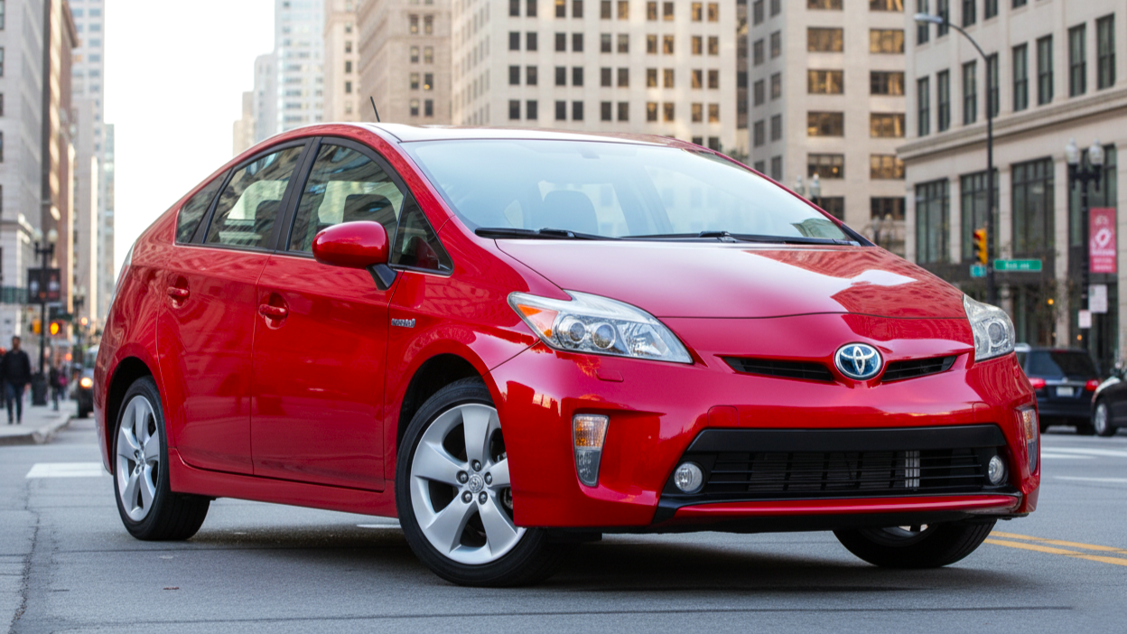 Toyota Prius красного цвета