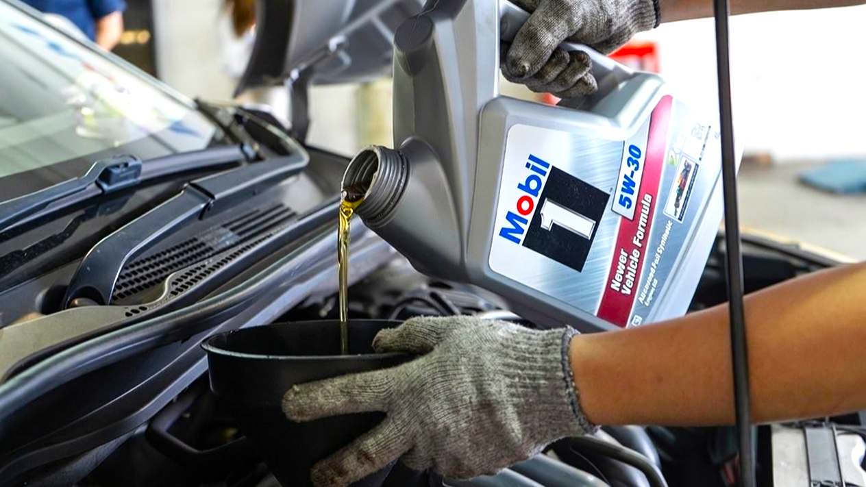 Mobil motor oil