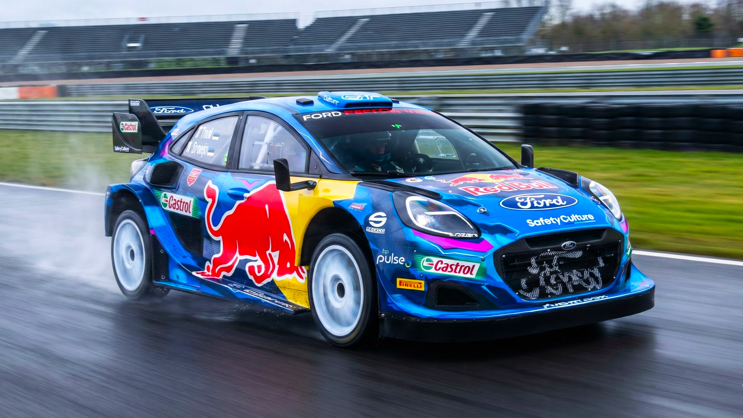 M-Sport Ford синего цвета